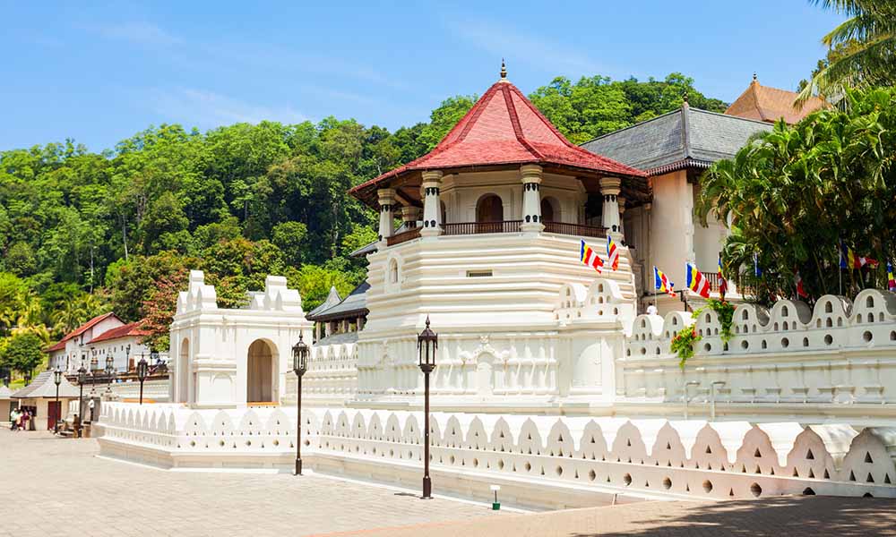 pilgrimage sites in Sri Lanka, temple of the tooth relic kandy