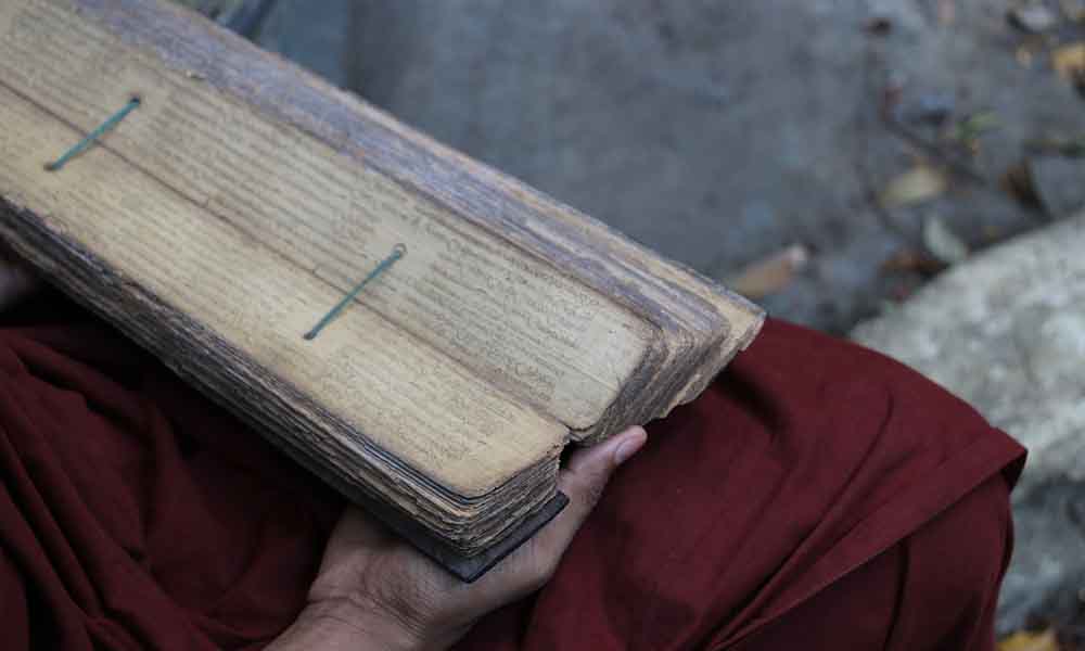 reading sri lankan ancient book